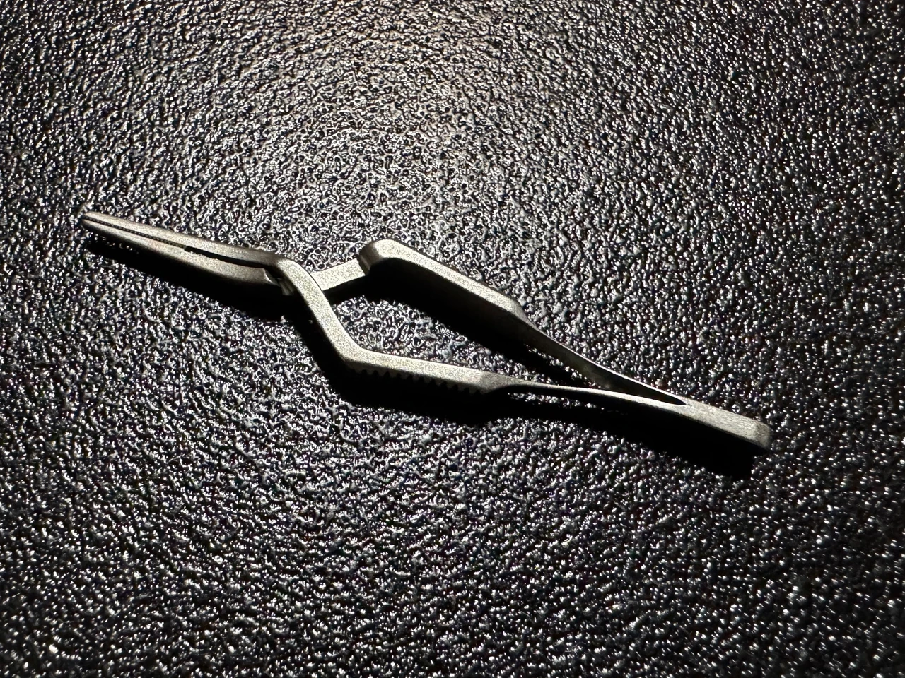 Top photo of V. Mueller CH6078-001 Micro Cross-Action Bulldog Clamp, STR, 2"