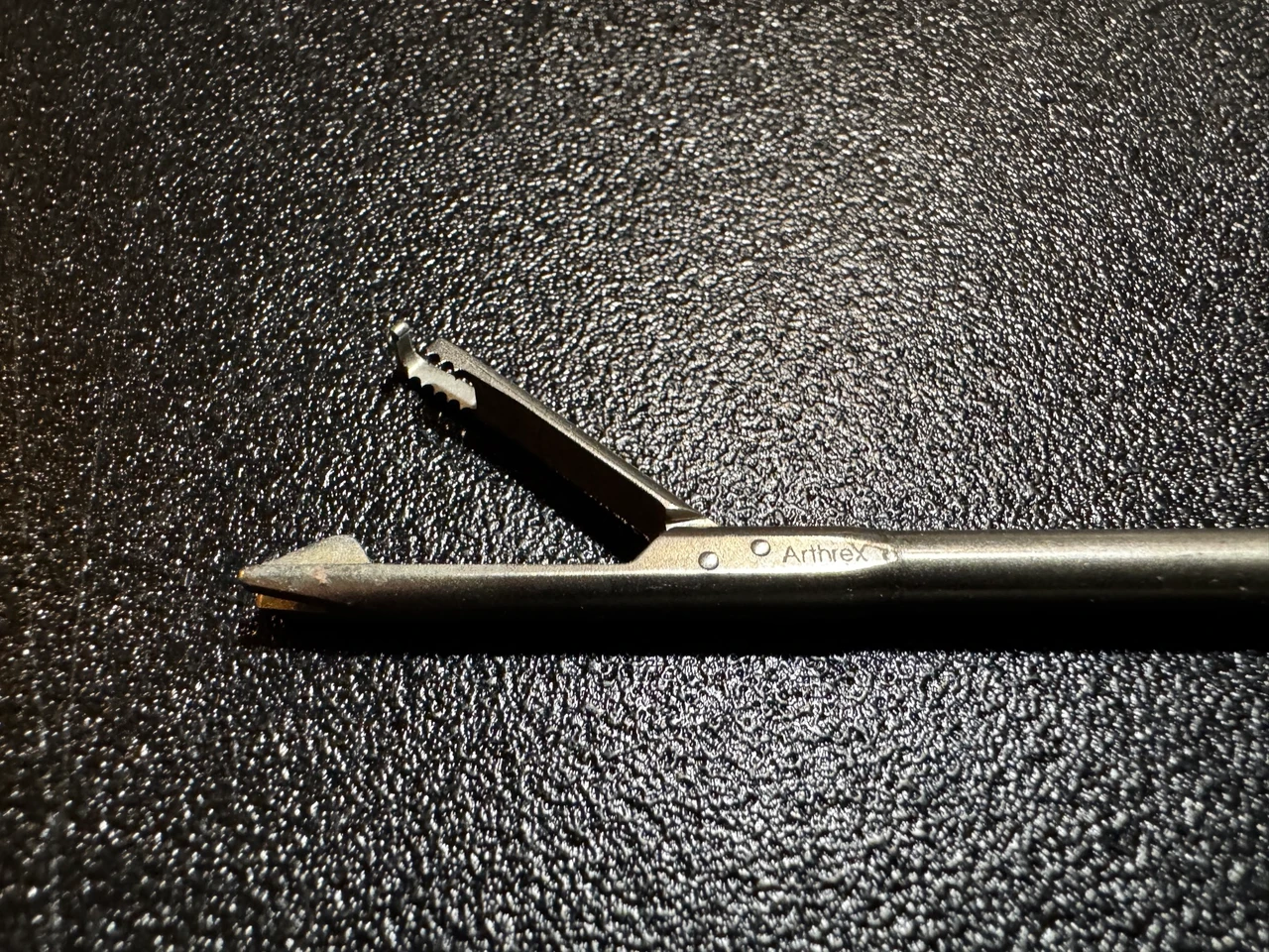 Jaw photo of Arthrex AR-13990 Scorpion Suture Passer, 16mm