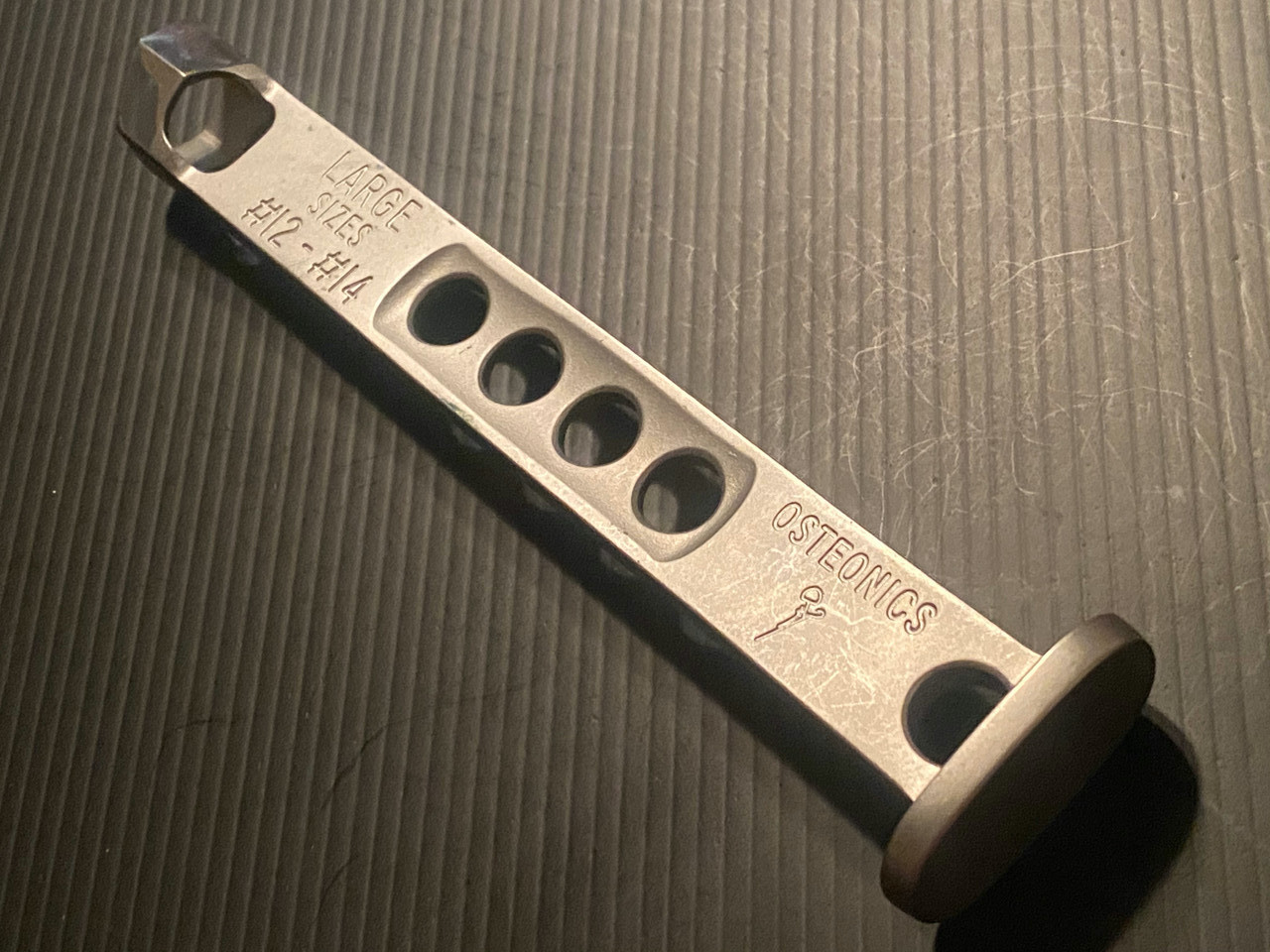 End photo of Howmedica Osteonics 1113-1003 Box Chisel, Large 12-14