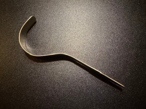 Side photo of Jarit 200-201 Mini Deaver Retractor, 7/8" X 8.5"