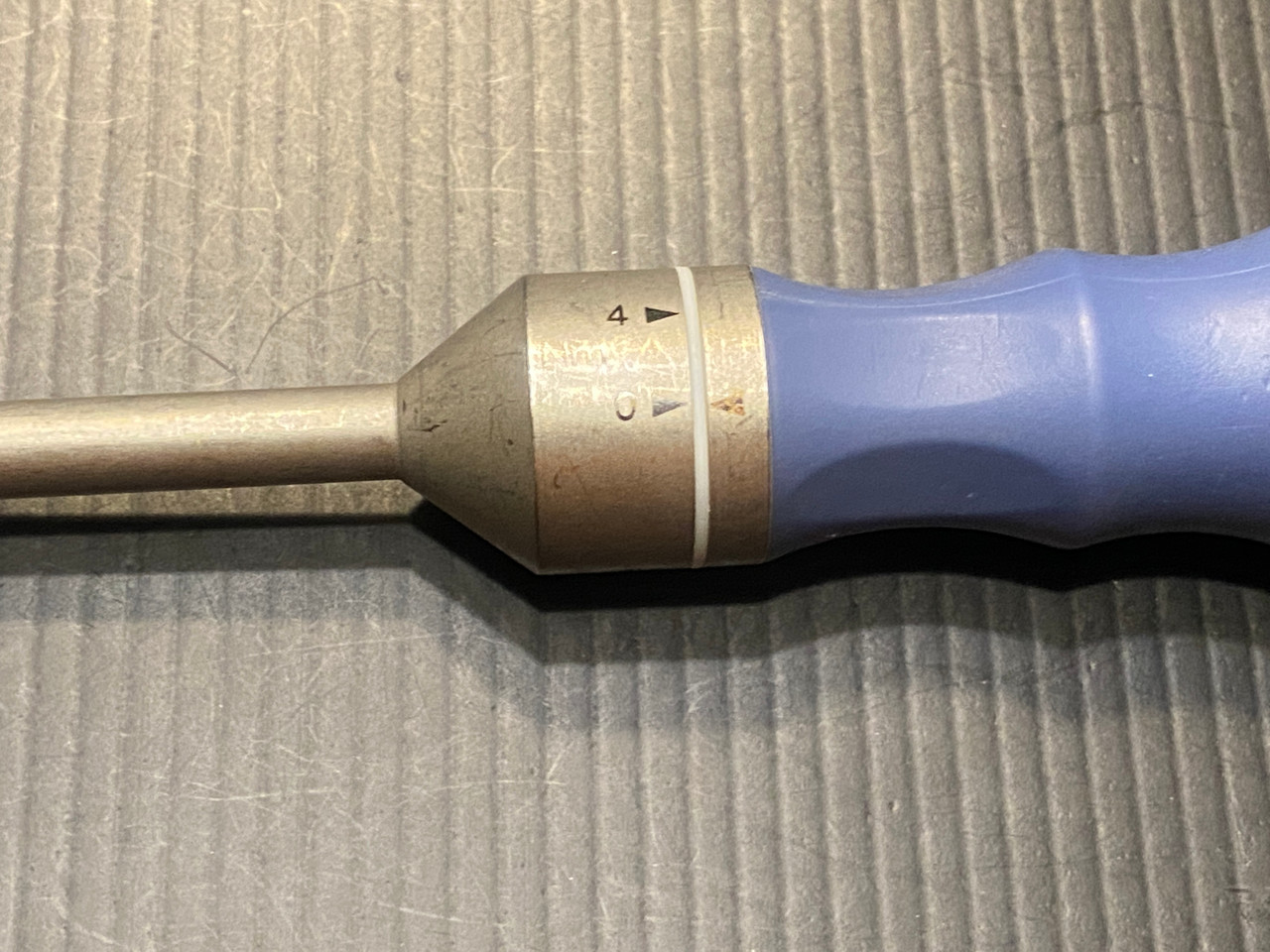 Handle photo of Aesculap FW207R Cross Connector Torque Wrench  Handle photo of Aesculap FW207R Cross Connector Torque Wrench