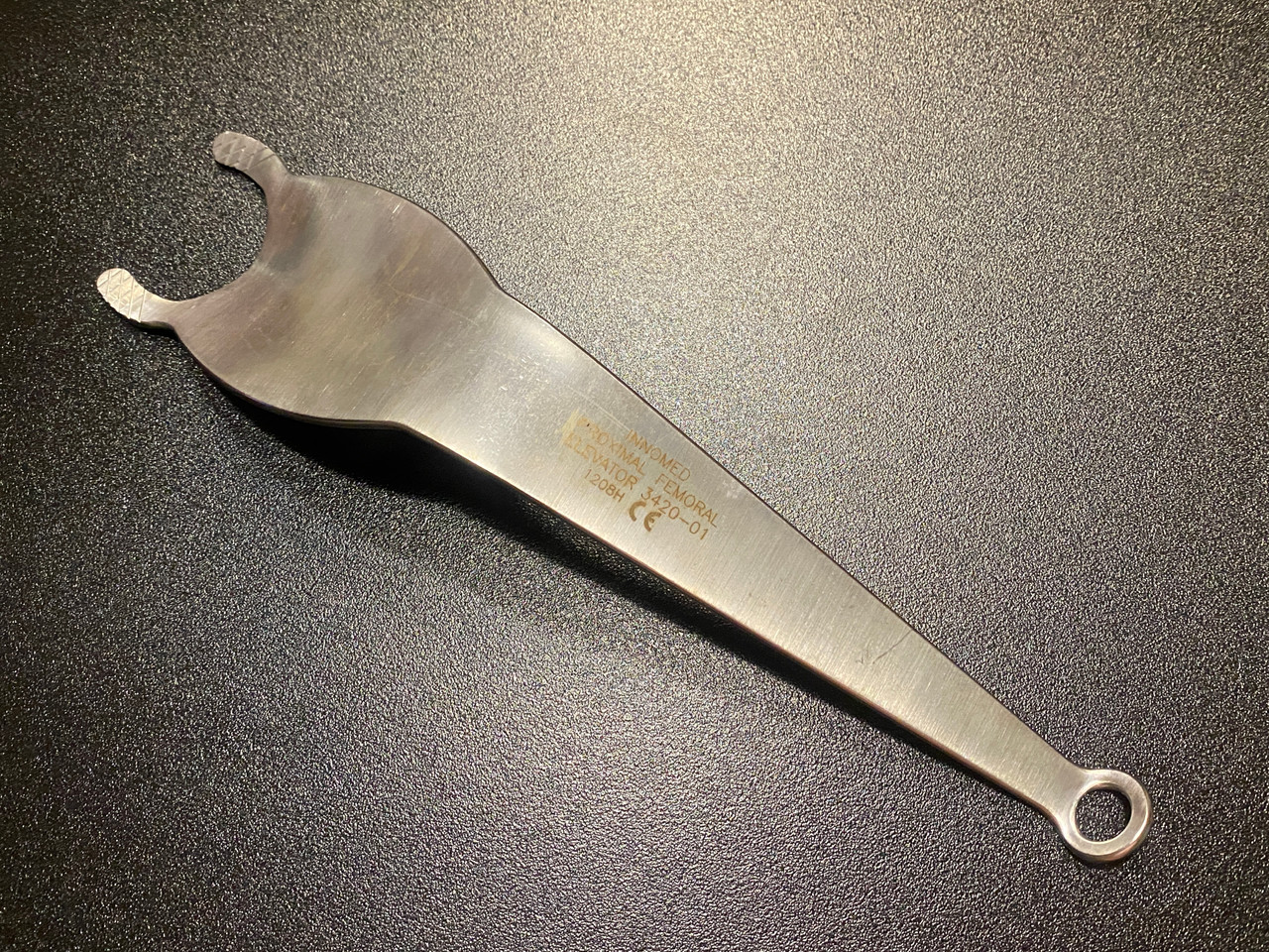 Handle photo of Innomed 3420-01 Proximal Femoral Elevator, Standard Prongs Handle photo of Innomed 3420-01 Proximal Femoral Elevator, Standard Prongs