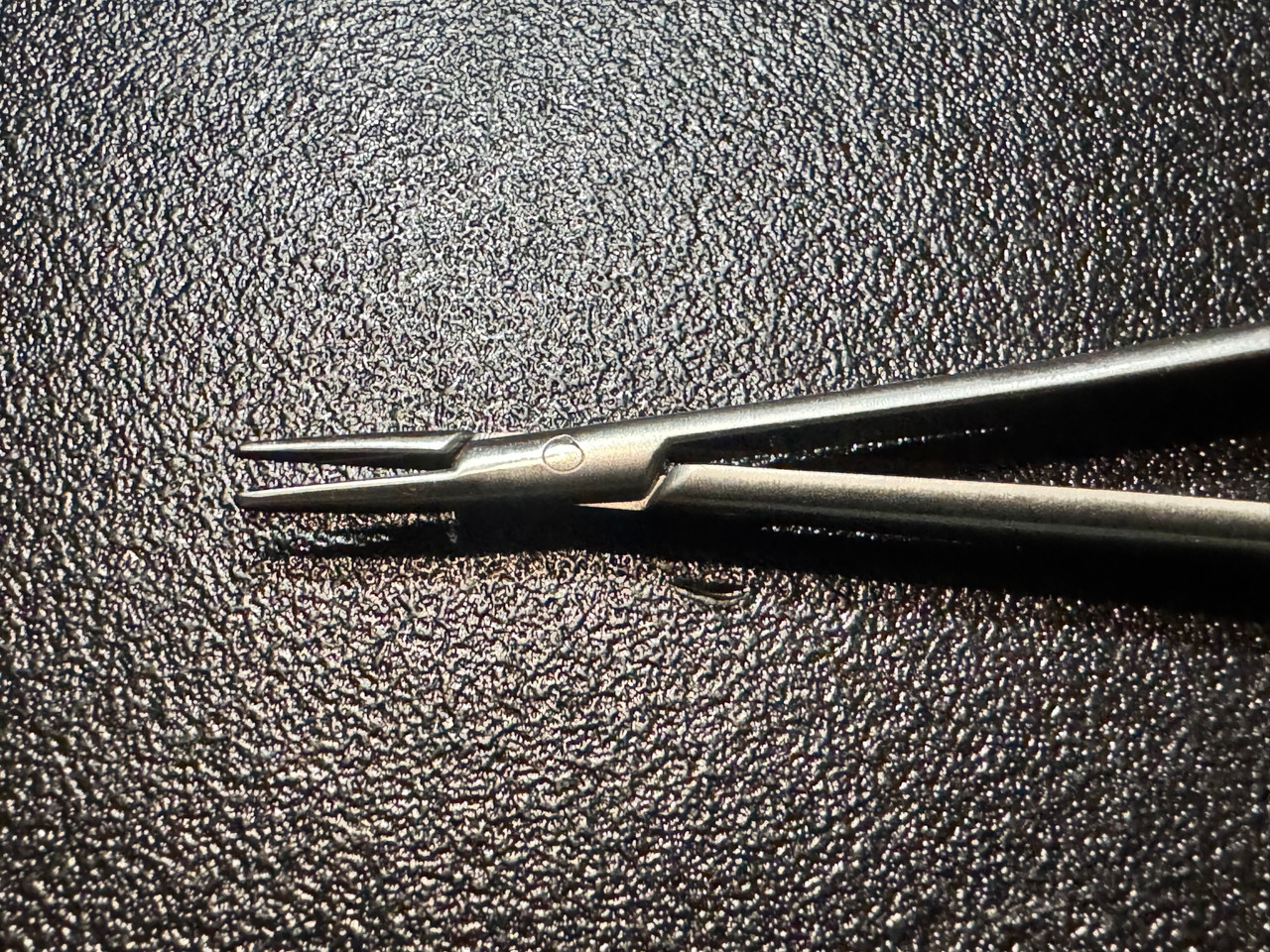 Aesculap FD048R Micro Needle Holder w/ Catch, STR, Smooth, 7 7/8