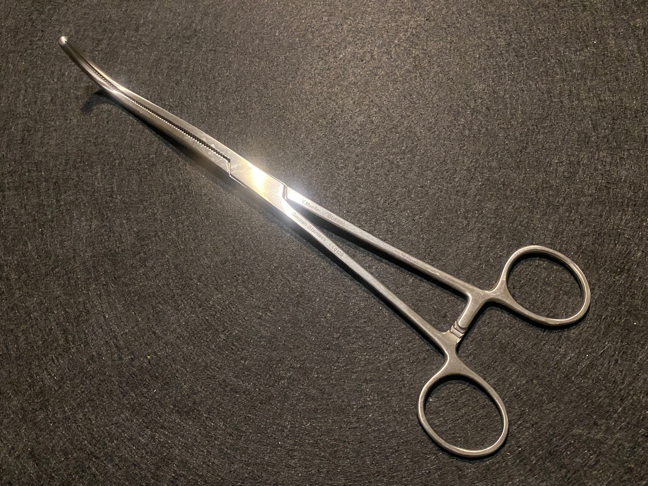 Handle photo of V. Mueller GU8850 Guyon-Pean Vessel Clamp, 9.25"