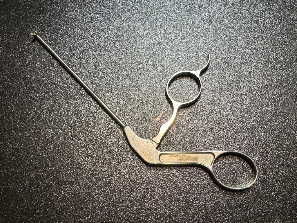 Handle photo of Stryker Conquest 300-034-400 Arthroscopic Rotary Punch, 90° Right, 3.4mm