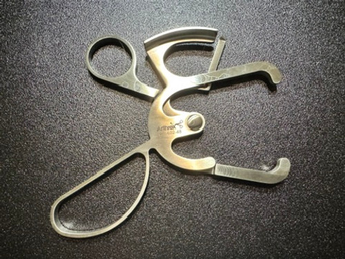 Left photo of Arthrex AR-602-48 iBalance Patella Caliper