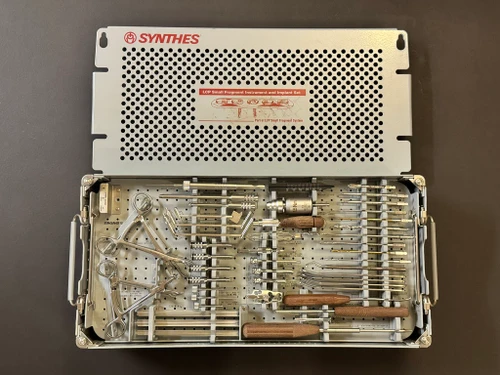 Top tray photo of Synthes 105.434 LCP Locking Small Fragment Instrument and Implant Set