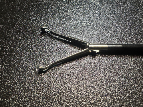 Jaw photo of Jarit 625-147LL Laparoscopic Roto-Lok Babcock Forceps, 5mm X 37cm