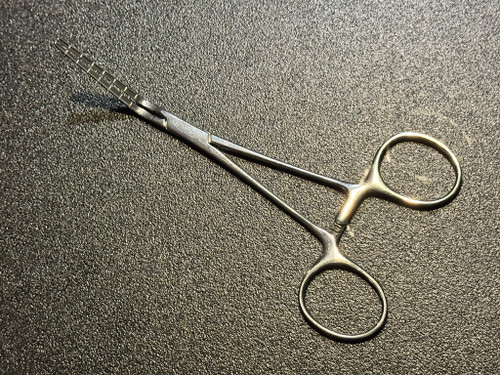 Handle photo of Scanlan 2002-235 Cooley Baby Vascular Clamp, ANG 45°, 5.75"