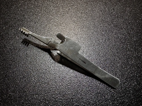 Side photo of Symmetry 24-0910 Heiss Skin Retractor, 4 X 4, Blunt, 4"