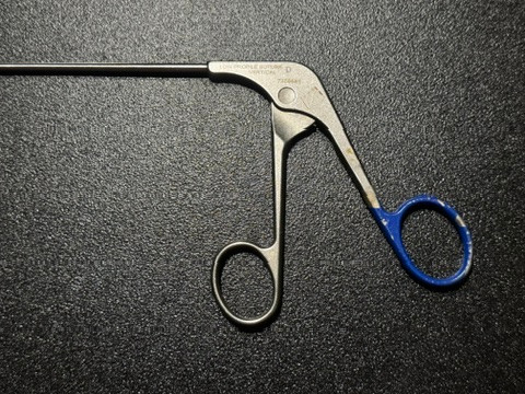 Handle photo of Smith & Nephew 7209494 Elite Premium Suture Loop Vertical Grasper