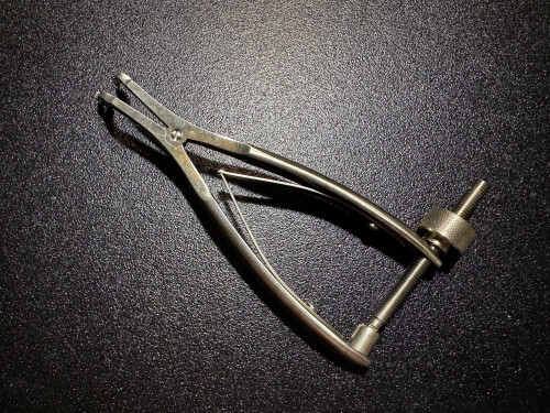 Bottom photo of Buxton 56-1231 Small Bone Hand Spreader w/ Spinlock