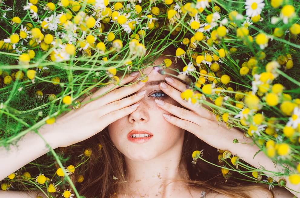 How blue essential oils will heal your sensitive skin