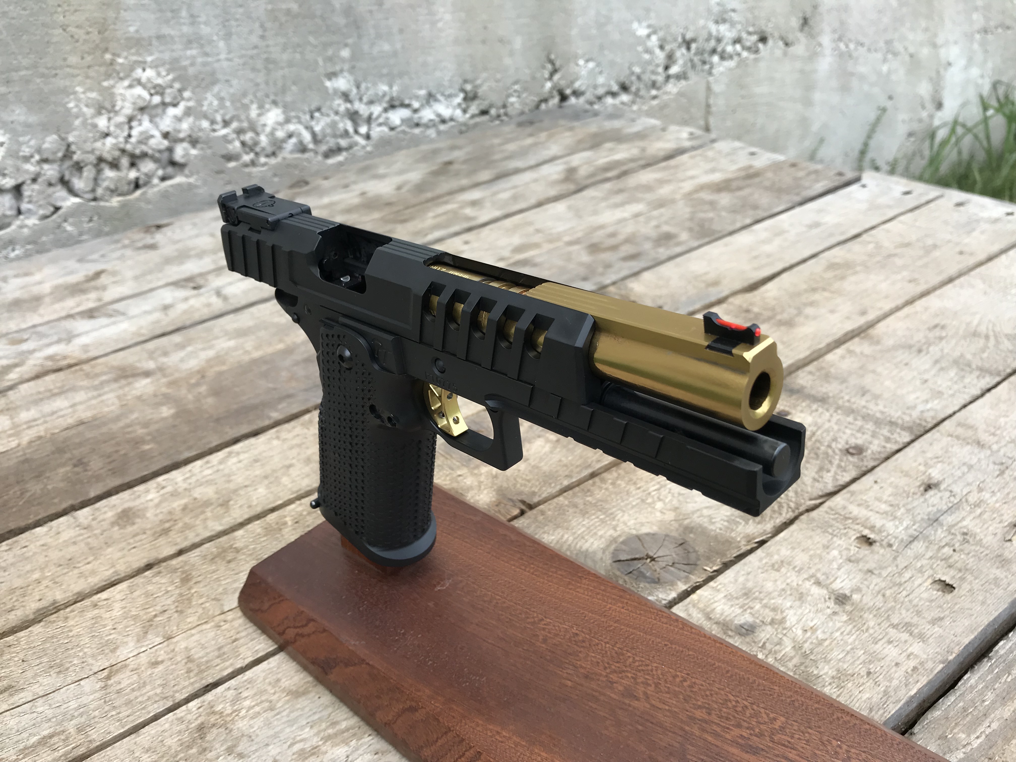 black-gold3.jpg black-gold3.jpg