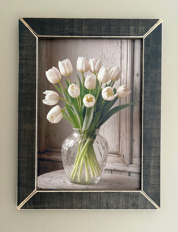 TUL005 Bouquet of White Tulips in Glass Vase 2