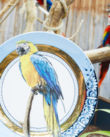 Wandbord met mandala en papegaai in Delfts blauw buiten setting Wandbord met mandala en papegaai in Delfts blauw buiten setting