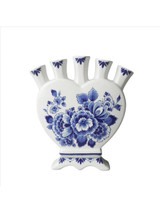 Hartvormige tulpenvaas (18 cm) met Delfts blauw landschap en bloemen Hartvormige tulpenvaas (18 cm) met Delfts blauw landschap en bloemen