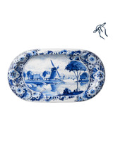 Handbeschilderde Delfts blauwe cakeschaal (36 cm) met landschap en molen Handbeschilderde Delfts blauwe cakeschaal (36 cm) met landschap en molen