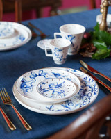 Kerstdiner met delfts blauw kerstservies met engelen ontworpen door Janny van der Heijden