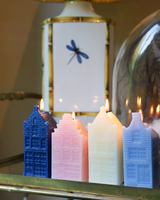 Kaarsen in de vorm van grachtenpanden in diverse kleuren. Kaarsen in de vorm van grachtenpanden in diverse kleuren.