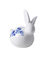 Een keramieken decoratiebeeld in de vorm van een kleine paashaas van Heinen Delfts Blauw Een keramieken decoratiebeeld in de vorm van een kleine paashaas van Heinen Delfts Blauw