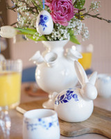 Een keramieken decoratiebeeld in de vorm van een kleine paashaas van Heinen Delfts Blauw tafelsetting Een keramieken decoratiebeeld in de vorm van een kleine paashaas van Heinen Delfts Blauw tafelsetting