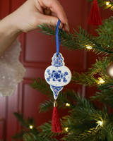 A Christmas ornament in the shape of a teardrop by Heinen Delfts Blauw