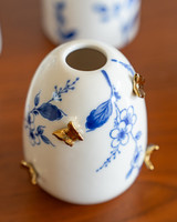 Vaasje uit de Vlindergoud-collectie van Heinen Delfts Blauw close up