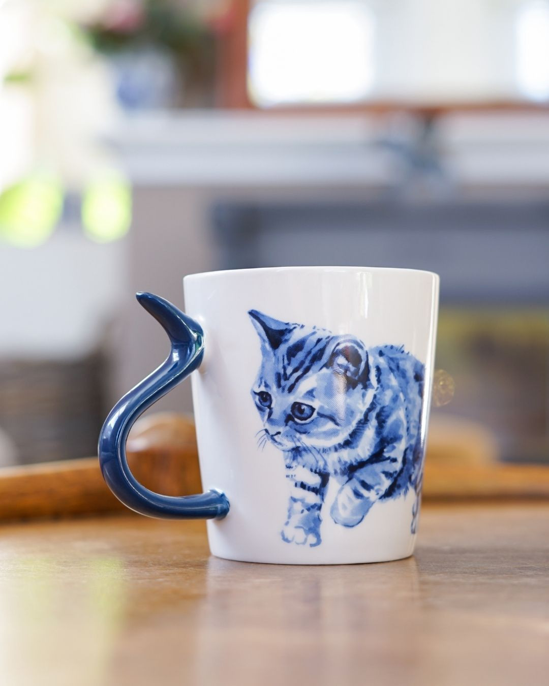 Mug Cat Tail Handle reaching | Delft blue | Heinen Delfts Blauw