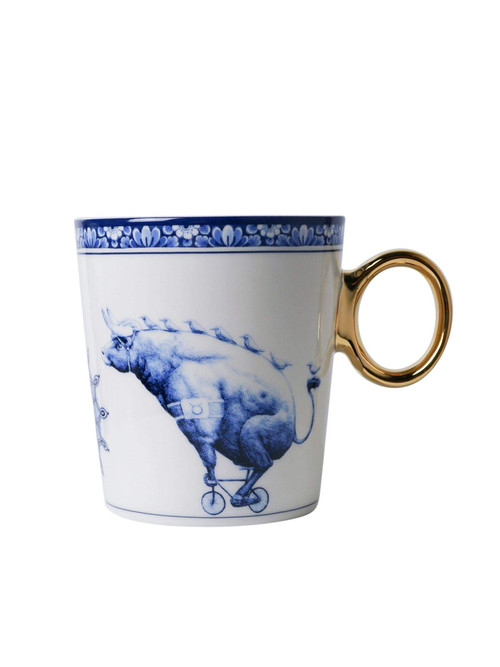 Een Delfts blauwe mok met het sterrenbeeld stier erop.