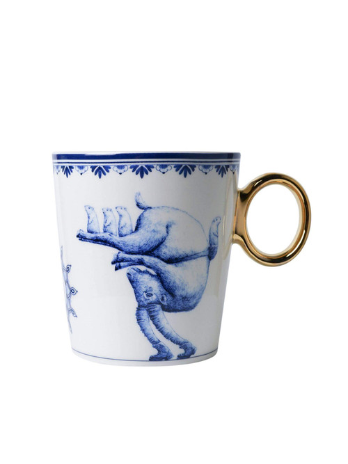Een Delfts blauwe mok met het sterrenbeeld steenbok erop.