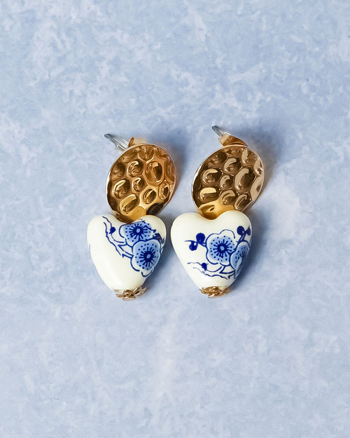 Oorstekers met keramieken hartjes, gedecoreerd met Delfts blauwe bloemetjes van Heinen Delfts Blauw
