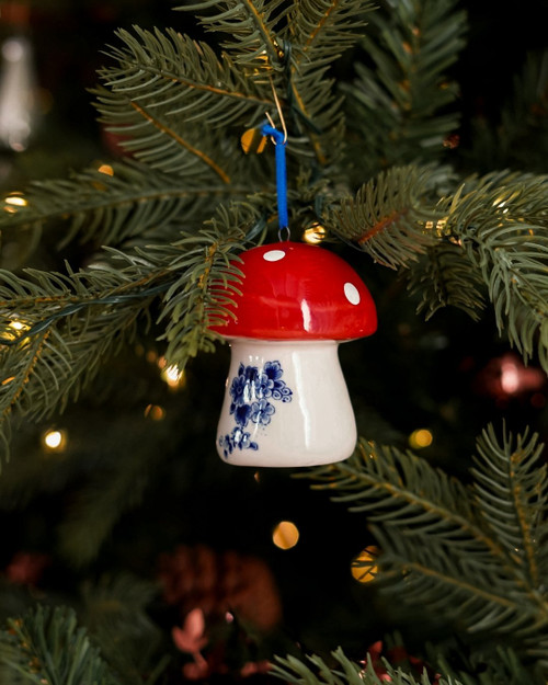 Kerstornament paddenstoel met rode bolhoed en Delfts blauwe bloemetjes