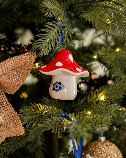Kerstornament paddenstoel met rood hoedje en Delfts blauwe versieringen