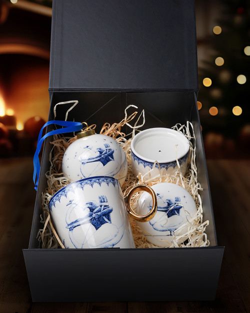 Een Delfts blauw cadeaupakket met drie producten uit de Zodiak collectie Boogschutter van Heinen Delfts Blauw, zoals een mok met een gouden oortje, een keramieken kaarsenbakje en een grote kerstbal.