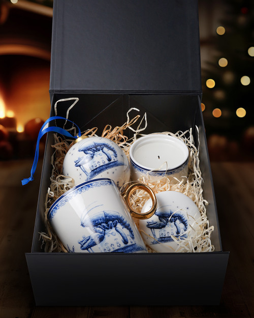Een Delfts blauw cadeaupakket met drie producten uit de Zodiak collectie Kreeft van Heinen Delfts Blauw, zoals een mok met een gouden oortje, een keramieken kaarsenbakje en een grote kerstbal.