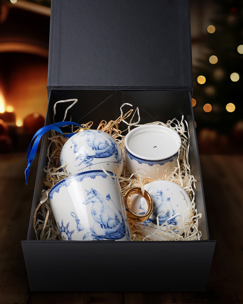 Een Delfts blauw cadeaupakket met drie producten uit de Zodiak collectie Maagd van Heinen Delfts Blauw, zoals een mok met een gouden oortje, een keramieken kaarsenbakje en een grote kerstbal.