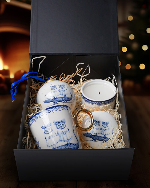 Een Delfts blauw cadeaupakket met drie producten uit de Zodiak collectie Tweelingen van Heinen Delfts Blauw, zoals een mok met een gouden oortje, een keramieken kaarsenbakje en een grote kerstbal.