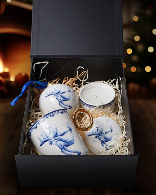 Een Delfts blauw cadeaupakket met drie producten uit de Zodiak collectie Steenbok van Heinen Delfts Blauw, zoals een mok met een gouden oortje, een keramieken kaarsenbakje en een grote kerstbal.