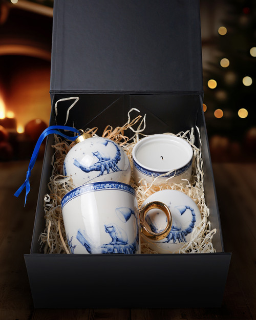 Een Delfts blauw cadeaupakket met drie producten uit de Zodiak collectie Schorpioen van Heinen Delfts Blauw, zoals een mok met een gouden oortje, een keramieken kaarsenbakje en een grote kerstbal.