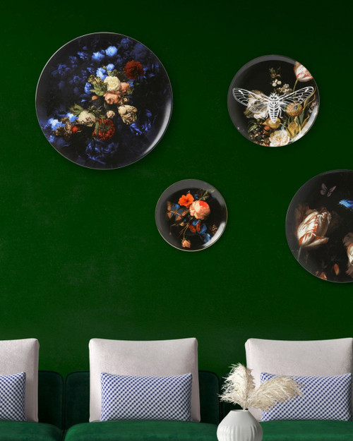 Wandborden op groene muur van Heinen Delfts Blauw