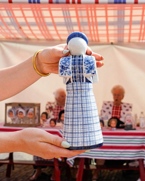 Handbeschilderd decoratiebeeld van een Spakenburgse dame in klederdracht van Heinen Delfts Blauw