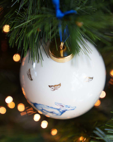 Kerstbal Teckel Nhaan ballenspel - Keramiek - 8 cm