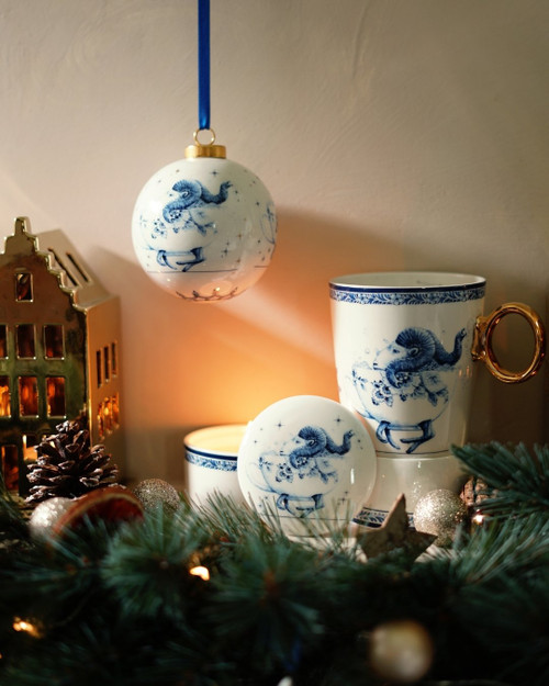 Delfts blauwe kerstbal van Heinen Delfts Blauw met het sterrenbeeld ram