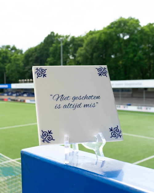 Tegel Voetbalwijsheid - Niet geschoten is altijd mis
