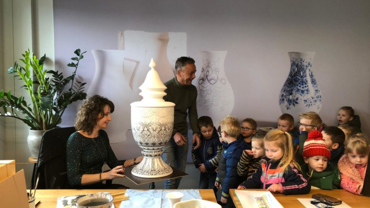 Basisschoolkinderen krijgen rondleiding bij Heinen Delfts Blauw