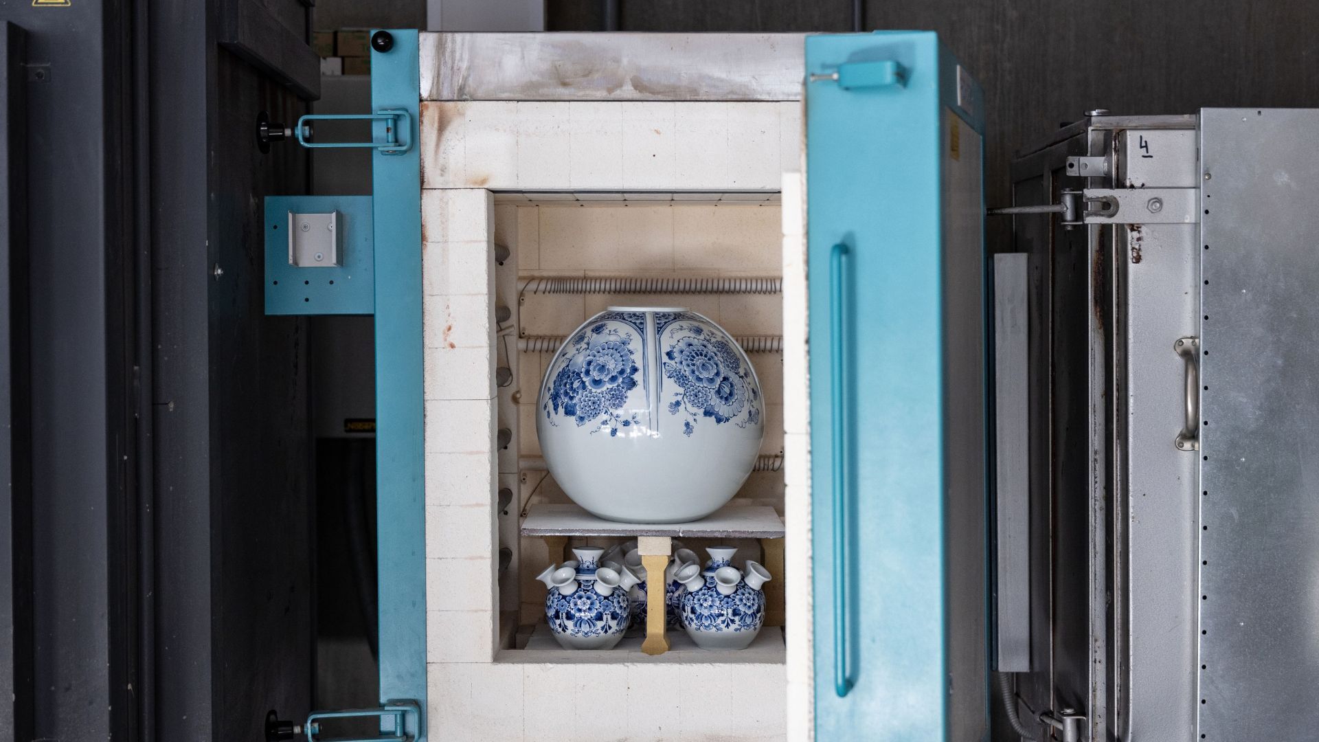 The kiln during firing at 1040°C