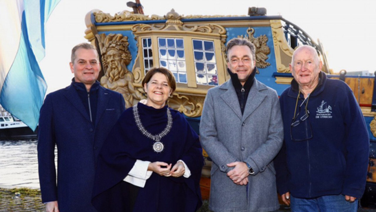 Burgemeester verwelkomt de grootste Delfts blauwe vazen!