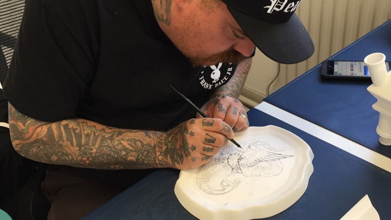 Bekende Amerikaanse tattoo-artiest schildert bij Heinen Delfts Blauw