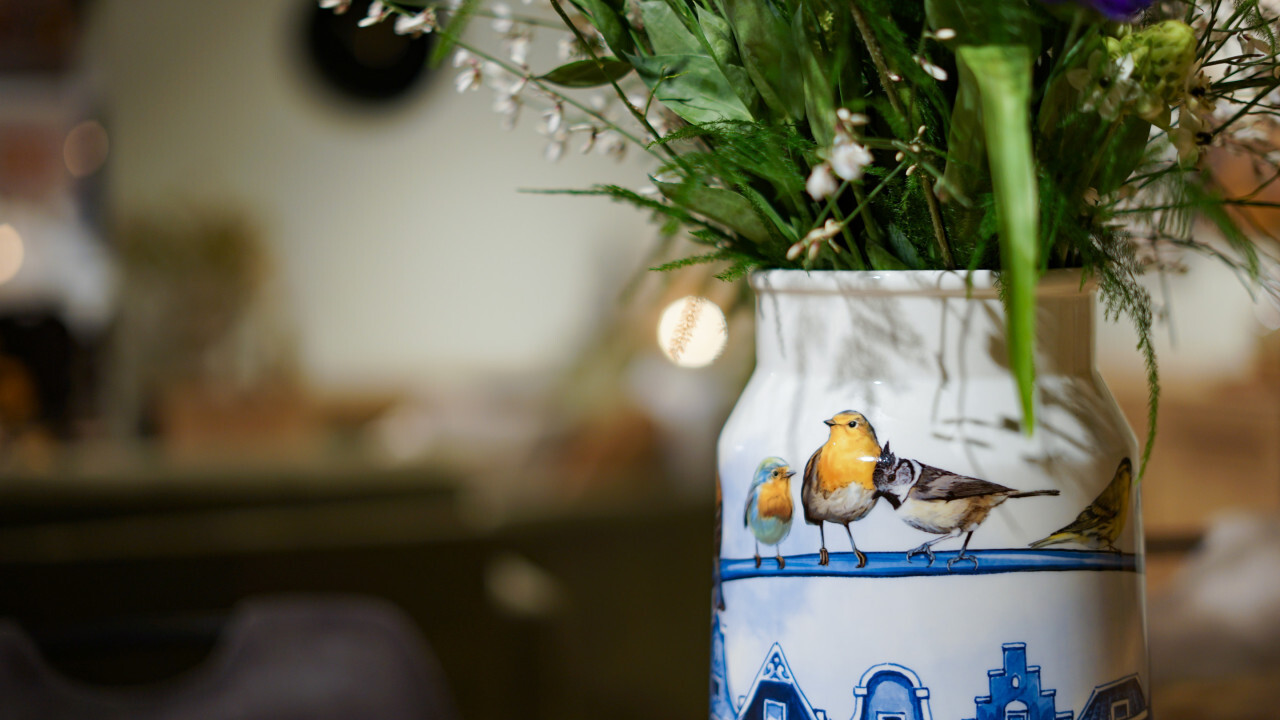 Milk churn vase: rustic nostalgia on the table